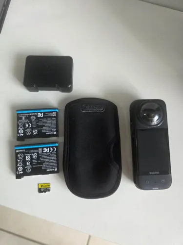 Insta360 X3 + Kit Completo (2 Baterias e Cartão 64GB)