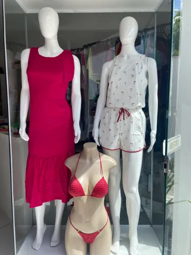 Vitrine pra por maniquins , e expor roupas , loja.