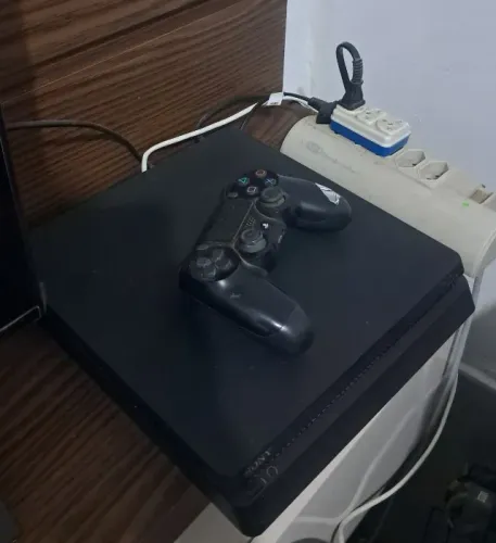 PS4 Slim + GTA San Andreas, GTA Vice City, GTA III + FIFA 25, 24, 23 e 20, The Last Of Us