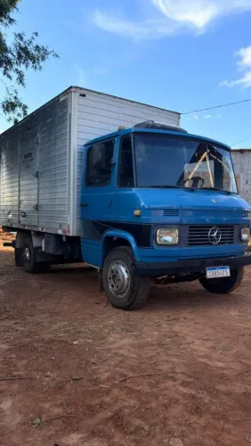 Caminhão 608D baú