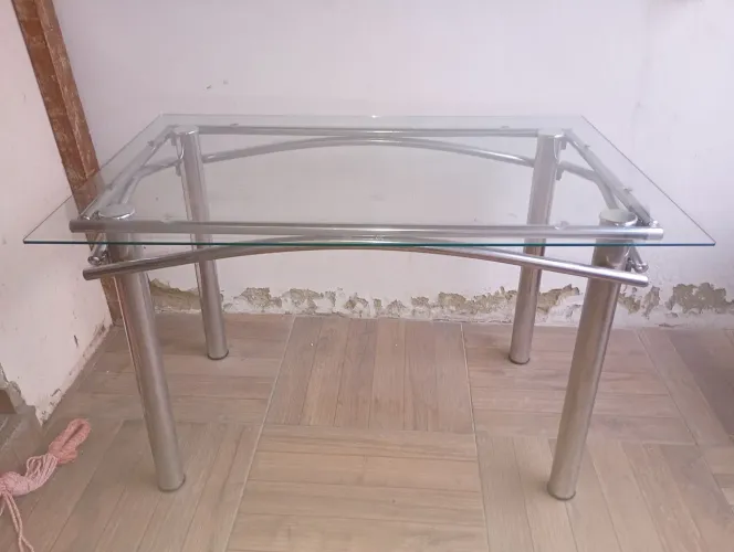 Mesa de alumínio com vidro
