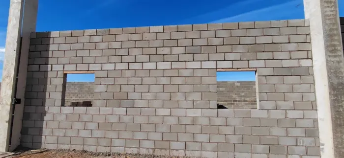 Construções de casas barracões, Galpões  muro, mão de obra especializada 
