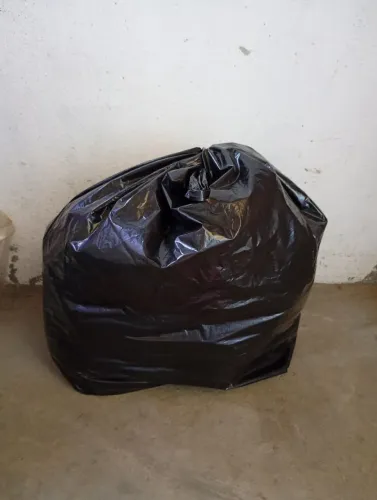 Sacola de roupas com 15 peças feminina , usadas porém em bom estado