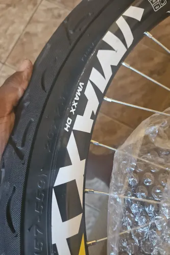 Par de Rodas VMAXX Aro 26 com Pneus Kenda Flame