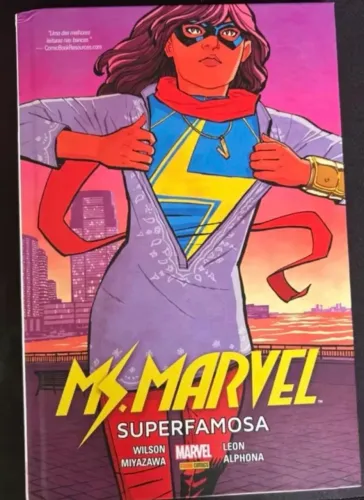 HQ Miss Marvel Superfamosa Capa Dura