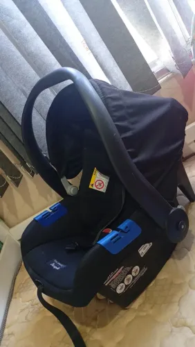 bebê conforto da marca Burigotto, modelo Touring X na cor preta