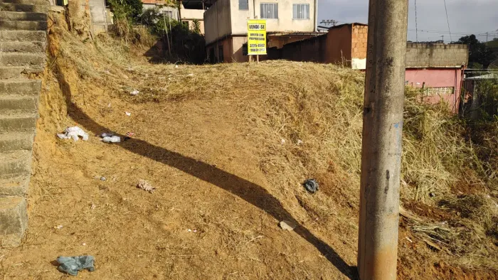 Terreno 300m2 Jóquei Clube, igreja católica 200m, pronto para contruir, ônibus na porta