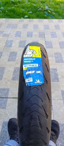 Vendo pneu MICHELIN piloto roda 5