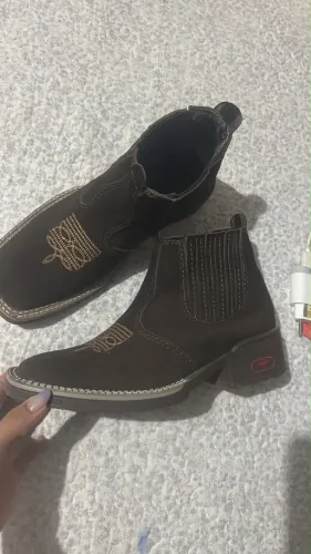Vendo bota de couro numeração 38