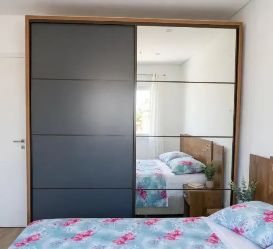 Guarda-Roupa Casal com Espelho e Portas de Correr