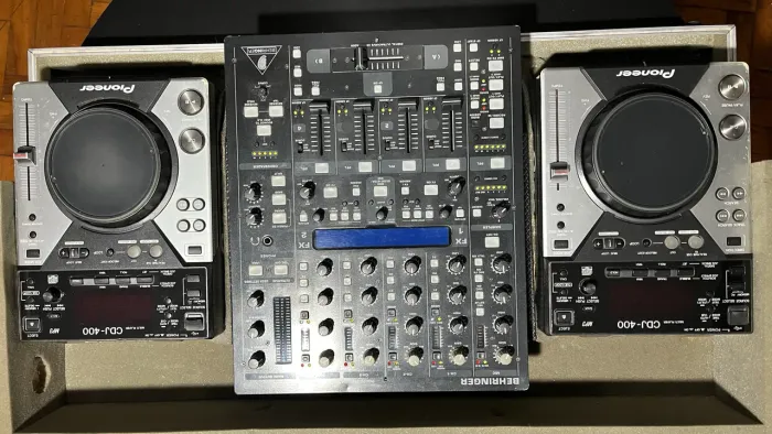 Par CDJ 400 pioneer + mixer Doom 4000 Behringer
