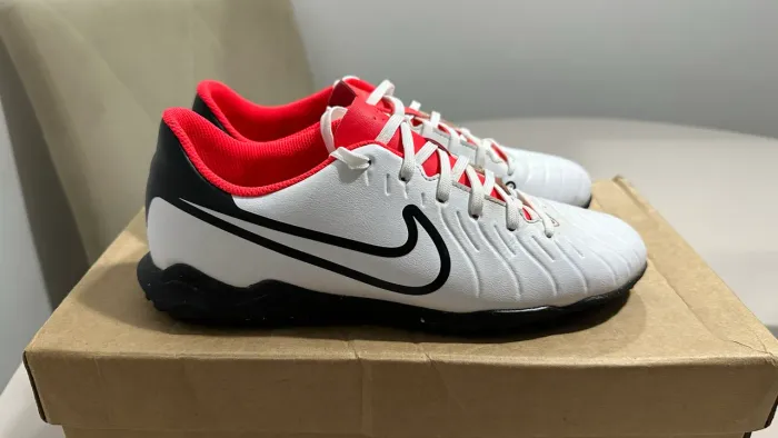 CHUTEIRA NIKE SOCIETY LEGEND 10 CLUB TF BRANCO - MASCULINO