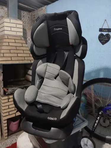 Cadeira de criança até 36 kg com 3 posições de inclinação, tempo de uso 5 meses R$400 cel