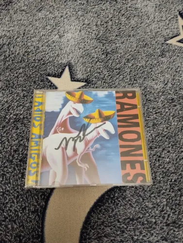 Adios amigos Ramones ( autografado pelo lendário Marky Ramone)