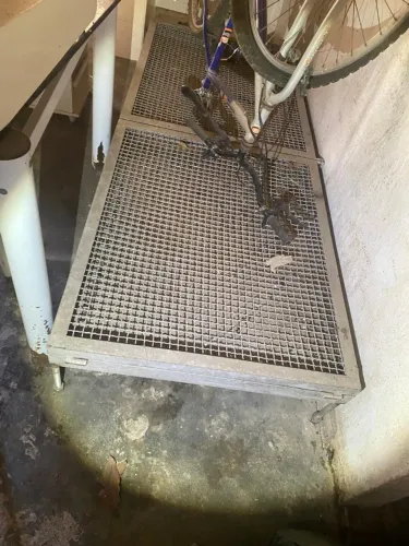 Piso de grade elevada para armazenamento de peso pesado ou para passarelas industriais