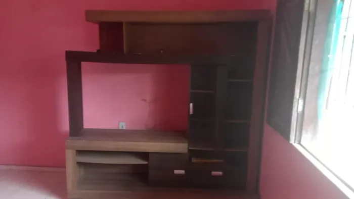 Rack/home para TV grande, com bastante espaço e armário