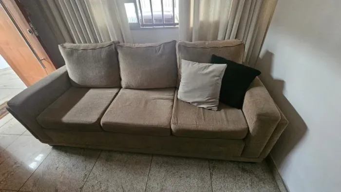 Sofá de 3 e 2 lugares com puff