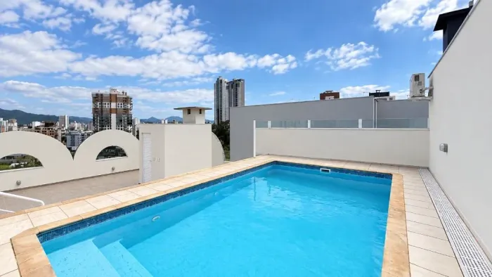 Cobertura semi mobiliada com piscina para VENDA ou ALUGUEL no Bairro Victor Konder ao lado