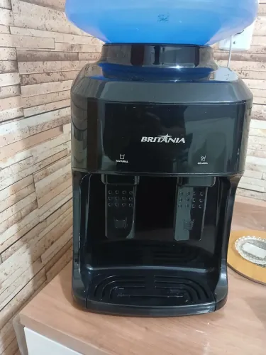 Vendo bebedouro, em ótimo estado, com função de água gelada e natural!