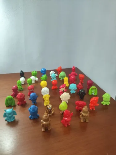 Miniaturas coleção 43 gogos antigos crazy bones panini e dinossauro do Danoninho 