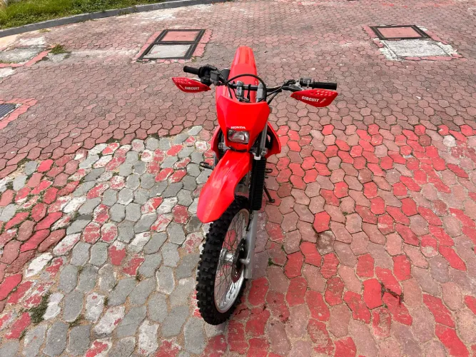 Vendo CRF 250F 23/25 , toda origina .