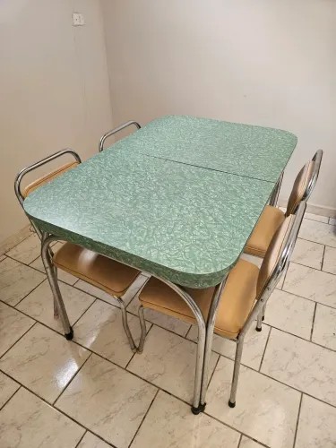 Mesa extensível de fórmica e quatro cadeiras