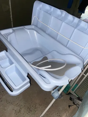 Vende-se banheira com trocador azul.