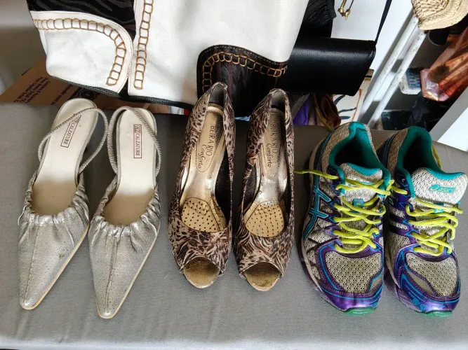 Sapatos e tênis pra sair logo. 34/35.