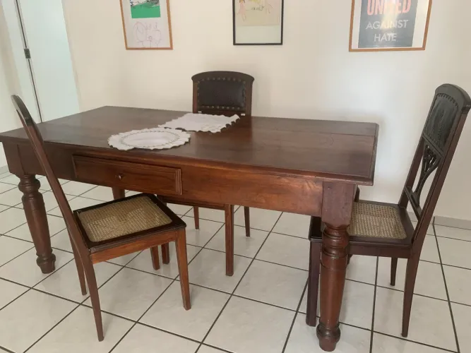 Mesa de madeira nobre, restaurada e maravilhosa 