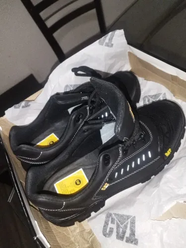Bota Caterpillar tamanho 42 NOVA - cano curto