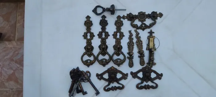 Lote De Puxadores Antigos Em Bronze/Latão Colonial + Chaves Antigas - Década de 70/80