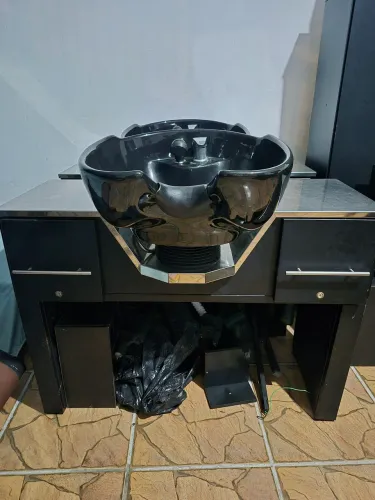 Lavatório com bancada inox e 4 tomadas embutidos para salão e barbearia