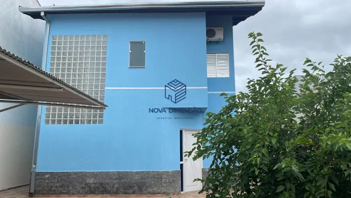 Sobrado de lote inteiro com 3 dormitórios e 1 suíte