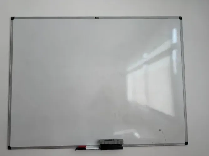 Quadro/lousa com acabamento em alumínio. Tamanho L: 120cm A: 90cm