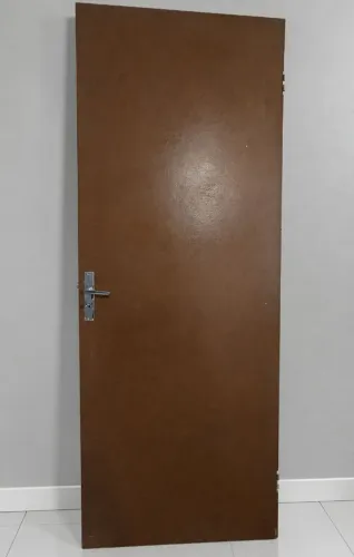Vende se Porta de madeira, com Fechadura e chave!