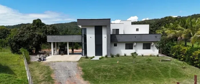 CASA CONDOMÍNIO ÁGUAS DA SERRA  Hidrolândia Go  *CASA COM 2 PAVIMENTOS*