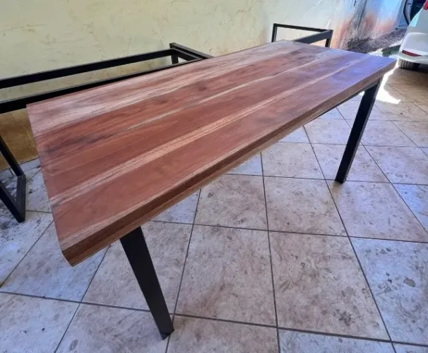 Mesa de MOGNO