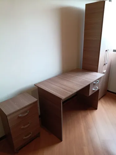 Mesa de escritório com armário e gaveteiro