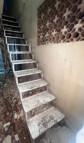 Escada Metálica Reta / Industrial em Ferro (Degraus Antiderrapantes)