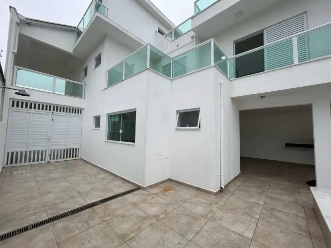 Casa localizada lado praia a 800 metros do mar, com 3 quartos (sendo 2 suítes), possui pis