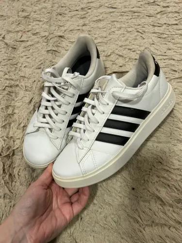 Tênis adidas