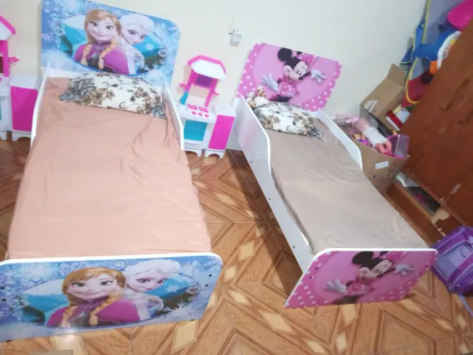 2 camas infantis de personagem Fronze e Miney