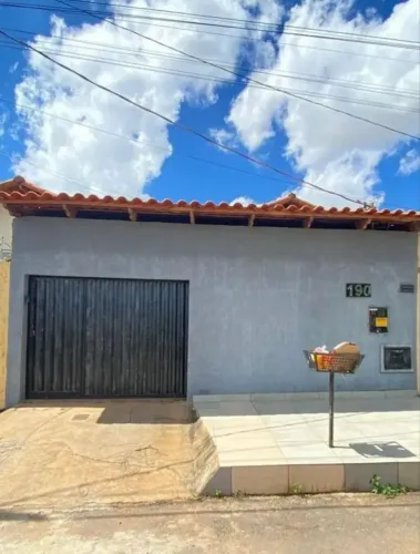 - Casa no São Raimundo