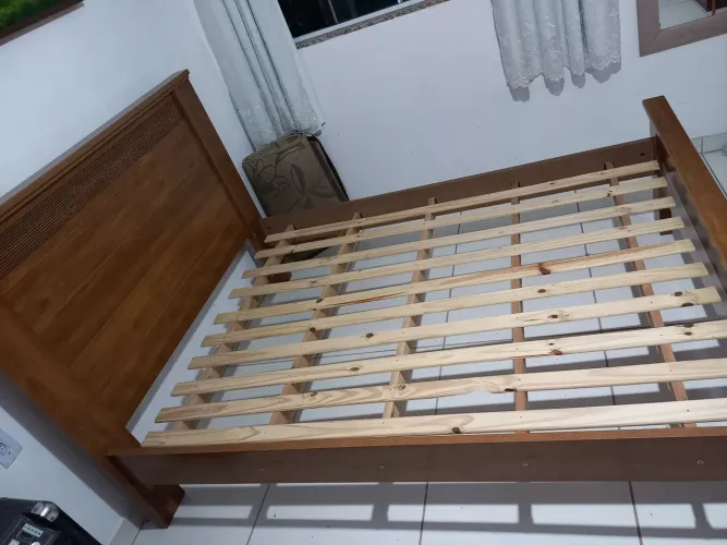 Cama de casal de madeira usada poucas vezes 