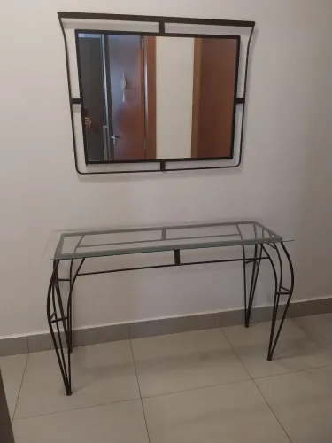 Vendo aparador com espelho.