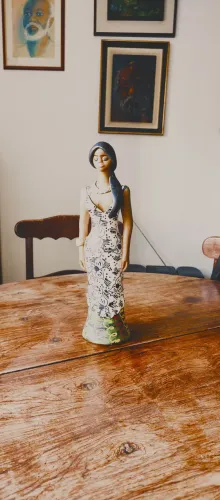Escultura de mulheres artesanais