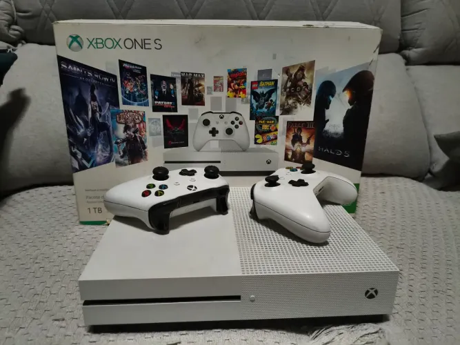 Xbox One S 1TB + 2 Controles + 18 Jogos físicos (4 Lacrados)