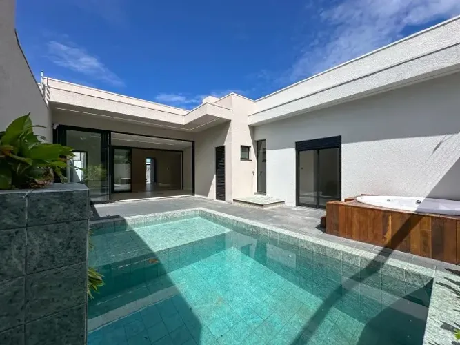 Casa com piscina e 3 suítes no Tropical III
