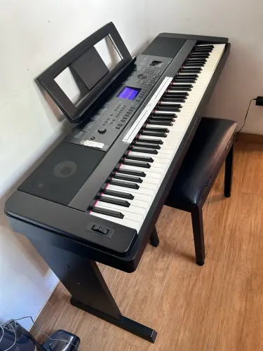 Piano digital Yamaha DGX 660