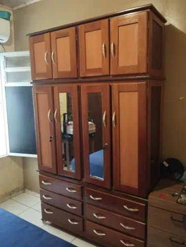 Guarda Roupas de madeira com baú e rodinhas
